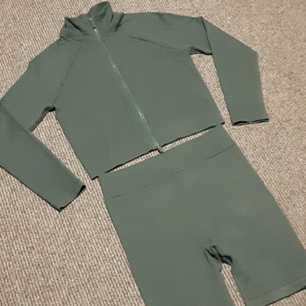 NWT FABLETICS Seamless Ribbed Crop Jacket & Short